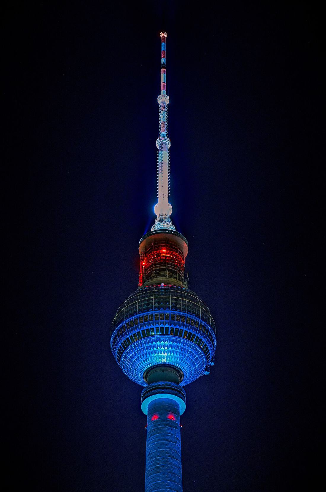 Berliner Fernsehturm bei Nacht