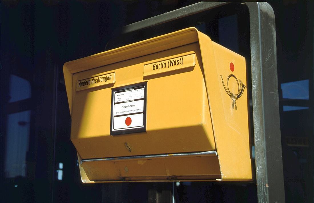 Gelber Briefkasten in Berlin