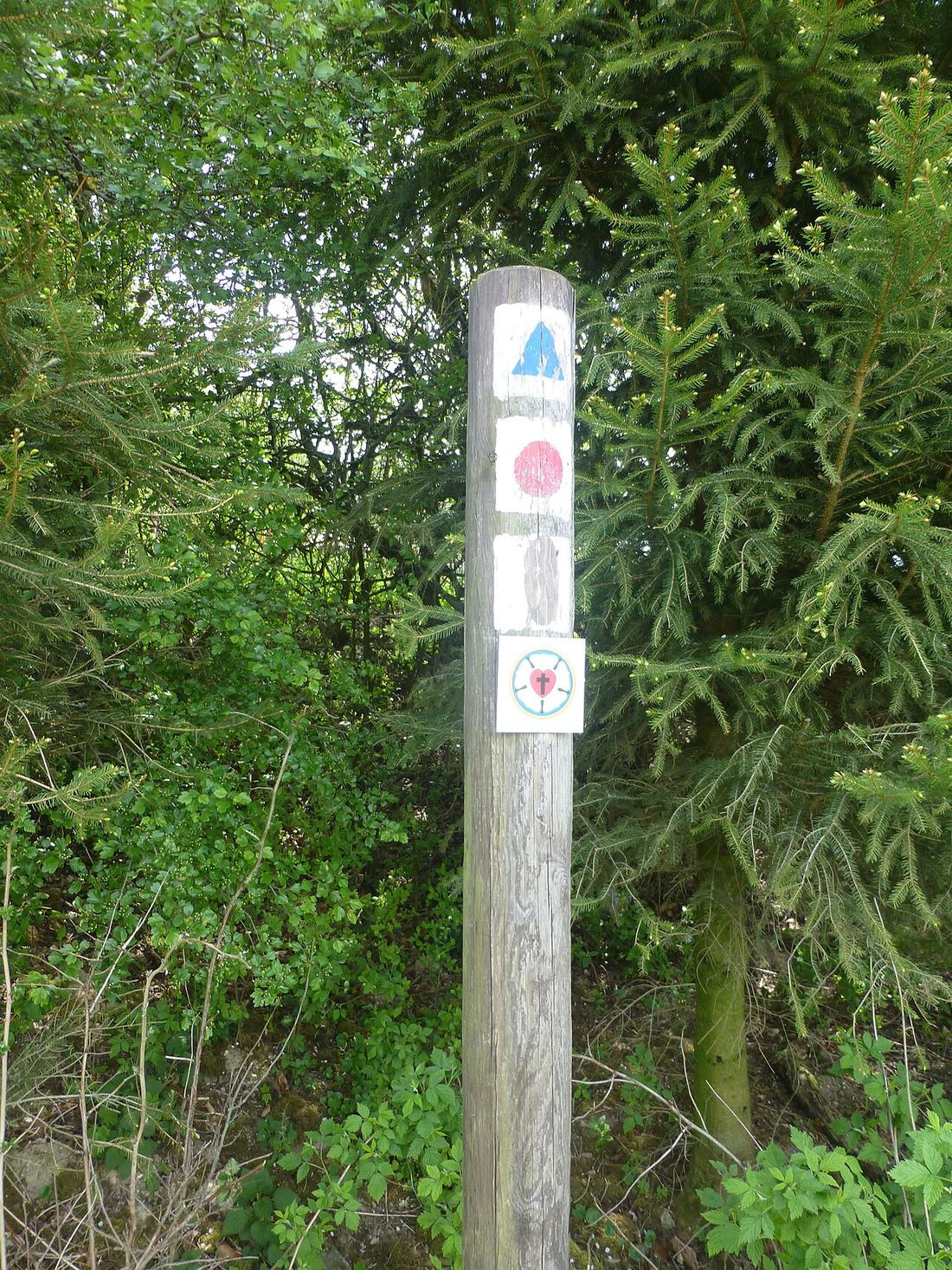 Wanderwegweiser mit Lutherrose